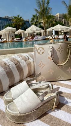 Dubai Vibes, Rich Girl Lifestyle, Beige Outfit, Luxury Lifestyle Dreams, Stylish Work Outfits, Luxury Packaging, Gorgeous Shoes, Best Bags, Pretty Shoes