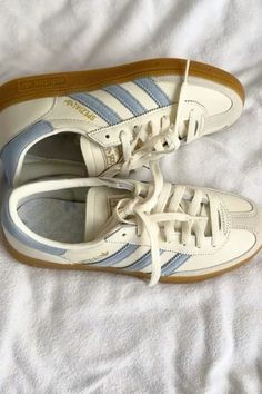 Looks Adidas, Skor Sneakers, Addidas Shoes, Populaire Outfits, Pretty Shoes Sneakers, Adidas Spezial, Looks Pinterest, Trendy Shoes Sneakers, Dr Shoes