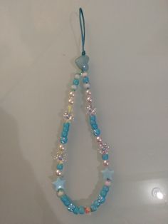 Azul com pérolas Strap Phone Miçanga, Phone Strap Miçangas, Phone Strap Ideas, Phone Strap Diy, Hijau Neon, Pola Manik, Chain Diy