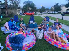 Inflatable Pool Movie Seating, Cute Outdoor Movie Night Ideas, Backyard Movie Nights Ideas, Theater Outside Movie Nights, Outdoor Movie Night Bday Party, Hosting An Outdoor Movie Night, Backyard Movie Night Kiddie Pool, Outdoor Movie Ideas Backyards, Backyard Movie Night Ideas Birthday