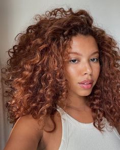 Dark Skin Curly Hair Color, Mixed Red Hair, Strawberry Blonde Dark Skin, Copper Hair Color Curly, Red Curly Highlights, Curly Hair Hair Color Ideas, Solid Hair Color Ideas For Brunettes, Curly Hair Auburn, Curly Hair Red Highlights