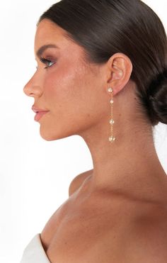 So lightweight, you won't even know they're there! Dainty faux pearls along a delicate drop chain. Gold Wedding Statement Earrings, Earrings For Bridesmaid, Wedding Earrings Bride Gold, Bridal Jewelry Inspiration, Bachelorette Earrings, White Bachelorette Party Outfit, Bride Earrings Pearl, Bridal Jewlery, White Bachelorette