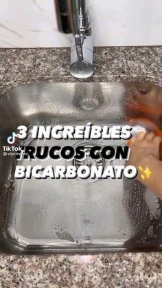 a person washing their hands in a sink with the words 3 incrediblees trucosgon biarbonato