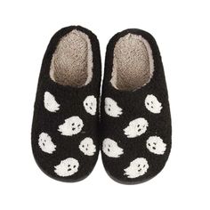 These limited edition black and white halloween BOO ghosts slippers are BOO-tiful! Cozy lounge slippers come in multiple colors and designs. Slip into these super soft slippers and keep your feet cozy! Cartoon Ladybug, Cute Animal Cartoon, Dog Slippers, Butterfly Cat, Cat Slippers, Halloween Shoes, Halloween Retro, Animal Slippers, Gothic Shoes