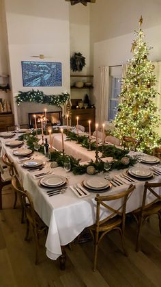 Instagram Table Decorating For Christmas, Neutral Christmas Dinner Table, Family Style Christmas Dinner Table, Meal Table Decoration, Christmas Party Dinner Table, U Shaped Dinner Party, Formal Christmas Dinner Table, Backyard Christmas Dinner Party, Christmas Dinner Layout