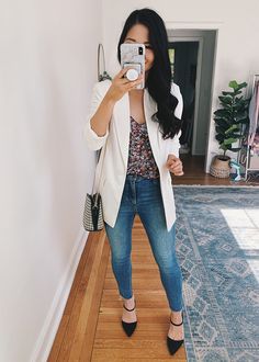 Business Casual Outfit for Women: White Blazer, Floral Cami, High Waisted Skinny Jeans, Black Pump Mules Cute Colorful Outfits, Casual Outfit For Women, Oversized White Blazer, Yellow Midi Skirt, Cami Outfit, Outfit Formal, Floral Dress Outfits, Outfits For Spring