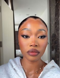 Almond Eye Makeup Black Women, Soft Glam On Dark Skin, Black Women Make Up, Makeup For Mixed Women, Uche Natori Makeup, Simple Makeup Looks Black Women, Light Makeup Black Women, Simple Makeup Black Women, Summer Makeup Black Women