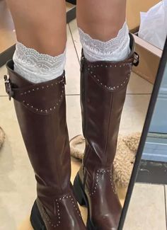 Brown Leather Boots Outfit, Rockstar Girlfriend Aesthetic, October Aesthetic, Boots Aesthetic, Girlfriend Aesthetic, Rockstar Girlfriend, Dr Shoes, Ideas Outfits, Neue Outfits