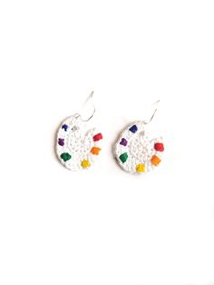 Paint palette earrings Creative Earrings, Crocheted Jewelry, Palette Design, Crochet Things, Artist Palette, Painted Earrings, Quick Crochet, Crochet Design, Earring Tutorial