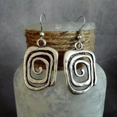 Silver Swirl Dangle Drop Earrings. Vintage Bohemian Style That’s Perfect For Summer Or Fall. Bundle To Save! Great Gift For Yourself Or Friend And They Match Everything. Buy With Confidence, I Have Great Reviews, And Ship Quickly With Care. Clean, Non-Smoking Home. Boho Hippie Festival Beachy Western Gypsy Vintage Coachella Prairie Dressy Preppy Chic Flirty Glam Casual Retro 80s 90s 2000 00s Y2k Holiday Chic Date Night Out Career Trendy Spring Summer Fall Winter Birthday Gift Resort Vacay Vacati Outfit Inso, Stil Retro, Swirl Earrings, Style 2024, Fairy Grunge, Spiral Earrings, Party Earrings, Styl Boho, Accessories Jewelry Earrings