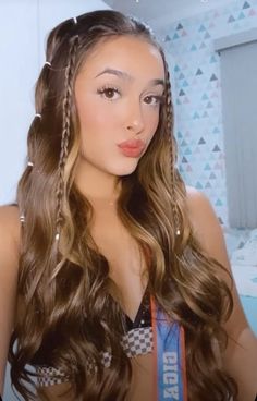 Two Front Plaits Hairstyles, Cute Hairstyles For Country Concerts, Festival Hair Side Part, Festival Hair Down, Hiar Stail 2024, Concert Hairstyles Side Part, Hairstyles For A Country Concert, Olivia Rodrigo Hairstyles Concert, Rock Festival Hairstyles