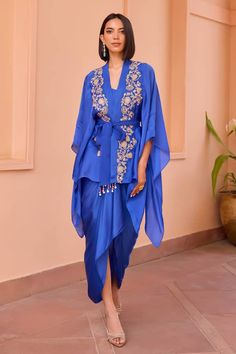 Blue kimono top with tilla, dori, brass bead and sequins embroidery. Comes with a bustier and a belt. - Aza Fashions Mehendi Saree, Indowestern Outfits, Isha Gupta, Indowestern Dresses, Modern India, Dolly Dress, Top Satin, India Style