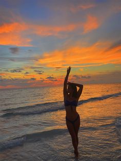 Inspo For Beach Pics, Beach Pose Pictures, Sunset Pics Beach, Poses For Pictures At The Beach, Hawaii Beach Pics, Aesthetic Vacation Photos, Hawaii Ig Pics, Sunset Photoshoot Ideas On The Beach, Hawaii Beach Poses