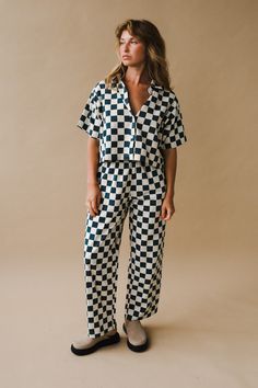 Checkered Set Outfit, Pattern On Pattern Outfit, Patterned Pants Outfit, Checkered Clothes, Printed Pants Outfits, Boxy Dress, Dress Over Pants, Checkered Top, Look Festival