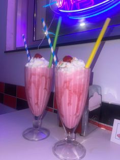 Diner strawberry rainbow milkshake 60s Strawberry Milkshake Aesthetic, Rainbow Milkshake, Strawberry Shakes, Milkshake Aesthetic, Milkshake Bar, Tea Drink Recipes, Strawberry Shake, Blink Blink, Banana Milkshake