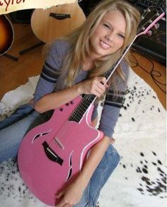 Country Taylor, Young Taylor Swift, Taylor Swift Fotos, Pink Guitar, Photos Of Taylor Swift, Guitar Photos, Swift Photo
