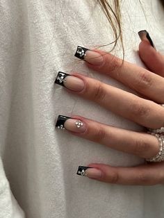 Black Nails Mid Length, Emo Nails Aesthetic, Emo Nail Ideas Simple, Gel X Inspo Nails, Y2k Nails Square, Cute Grunge Nails, Nail Gem Designs, Art Guide