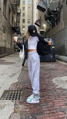 Sporty Outfits, How To Style Sweatpants, Game Outfit, Style Sweatpants, Comfy Casual Outfits, Jordan Outfits, Mode Inspo, Lookbook Outfits, Streetwear Outfit