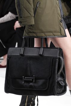 See detail photos for Tod's Fall 2017 Ready-to-Wear collection. Fall Handbag Trends, Fall Bags Handbags, Fall Handbags, Bag Obsession, Detail Photos, Latest Bags, Perfect Handbag, Bags Designer Fashion