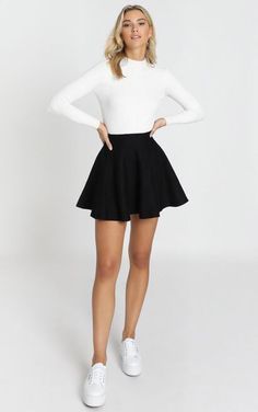 Cold Season Outfits, Pleated Skirt Outfit Ideas, White Tennis Skirt Outfit, Fesyen Korea, Style Victoria Beckham, Black Mini Skirt Outfit, Short Skirts Outfits, Black Skirt Outfits, Pleated Skirt Outfit