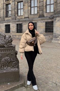 Hijabi Fashion Winter, Winter Coat Trends, Modest Winter Outfits, Puffer Jacket Outfit, Stile Hijab, Mode Zara, Muslim Outfits Casual