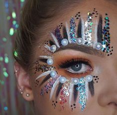 Facepaint glitter and jewels #GlitterFestival Glitter Kunst, Carnaval Make-up, Glitter Eyebrows, Festival Face Paint, Make Carnaval, Festival Makeup Rave, Festival Makeup Glitter, Festival Face
