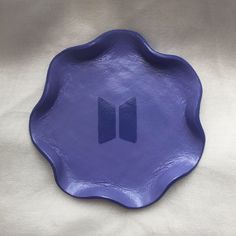 a purple plate with two blue arrows on the front and one black arrow on the back