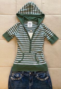 Y2k Green Outfit, Bella Swan Outfit Ideas, 2000 Inspired Outfits, Green Y2k Outfit, Bella Swan Outfit, Grey Top Outfit, Picture Day Outfit, Hoodie Black And White, 2000s Tops