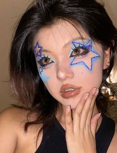 Cool Makeup Ideas Easy, Y2k Fashion Makeup, Space Eyeliner Looks, Makeup With Stars Stamp, Creative Makeup Inspiration, Crazy Makeup Looks Halloween, Halloween Cute Makeup Ideas, Cool Makeup Inspiration, Grunge Festival Makeup