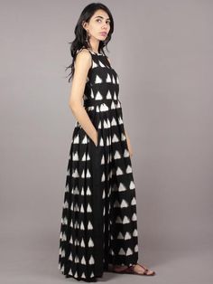 Kurthi Models, Sleeveless Kurti, Super Casual Outfits, Long Cotton Dress, Sleeveless Kurta, Knife Pleats, Ikat Dress, India Dress