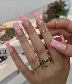 Get your fingertips ready for the most glamorous night of the year with these fabulous New Year’s nails that scream celebration! Glitter Nail Ideas, Plain Nails, Arylic Nails, Unique Acrylic Nails, Acrylic Nails Coffin Pink, Acrylic Nails Coffin Short