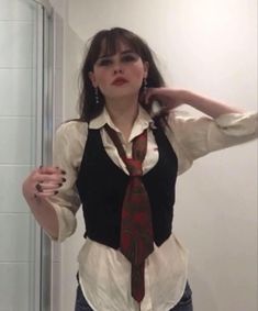 Skirts With Ties Outfits, Tie Women Outfit Aesthetic, Button Up With Vest Outfit, Tie On Women Outfit, Colombian Outfits Style, Women's Tie Outfit, Ways To Style A Tie Women, Neck Tie Outfit Aesthetic, Vest Tie Outfit