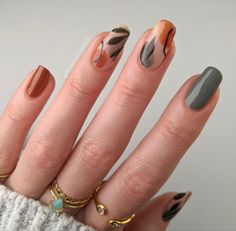 Cute Autumn Nails Short, Fall Leaf Nail Designs Short, Gelx Apres Nail Designs Fall, Nail Art Autumn, Elegant Touch Nails, Fall Nail Ideas, Simple Fall Nails, Minimal Nails Art, Wow Nails