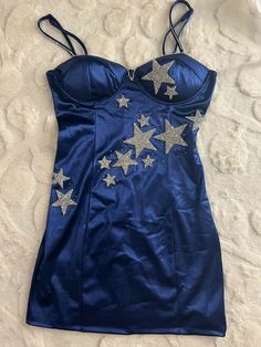 Midnight Star Dress, Taylor Swift Blue Dress With Stars, Midnights Dress Aesthetic, Eras Tour Outfits Midnights Dress, Taylor Swift Midnight Blue Dress, Taylor Swift Star Dress, Taylor Swift Blue Star Dress, Dark Blue Dress With Stars