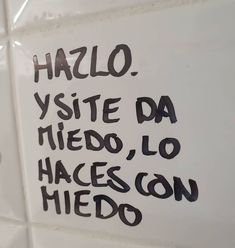 a white tiled wall with black writing on it and the words hazlo y este da niedo, lo faces con hedo