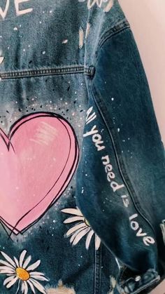 Painting Ideas On Jean Jacket, Painting Jean Jacket Ideas, Painted Denim Jeans Ideas, Handpainted Jean Jacket, Art On Jacket, How To Paint Denim, Diy Painted Denim Jacket, Jeans Jacket Drawing, Denim Jacket Back Design