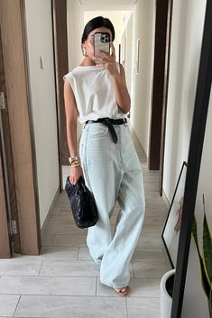 St. Agni White Denim Jacket Outfit, White Jacket Outfit, Minimalist Outfits, Shooting Ideas, Androgynous Style, Tom Boy, Looks Jeans, Fashion Content, White Jeans Outfit