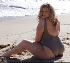 Plus Size Beach Photoshoot, Magazine Sport, Low Cut Swimsuit, Plus Size Photography, Hunter Mcgrady, Plus Size Posing, Swimwear Photoshoot, Plus Size Beach, Curvy Swimwear