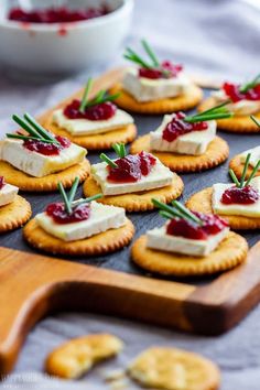 Party Bites Ideas, Mini Canapes Ideas, Cranberry And Brie Bites, Party Canapes Ideas, Easy Christmas Canapes, Food Bites Ideas, Easy Canapes Ideas, Canapes Recipes Easy, Plater Ideas Parties