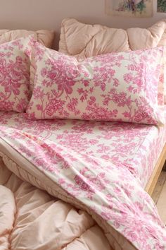 Urban Outfitters Bedroom, Pink Dorm, Uni Room, Pinterest Contest, College Room, King Sheet Sets, Pink Bedding, Room Makeover Inspiration, Make Your Bed