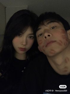 Lipstick Couple Kiss, Lipstick Kisses Boyfriend Aesthetic, Korean Couple Selfies, Selfie Kiss Pose, Korea Couple Aesthetic, Lipstick Stains On Boyfriend, Lipstick Kisses Boyfriend, Couple Korean Aesthetic, Couple Reference Poses Photography