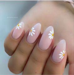 Manikur Kuku, Daisy Nails, Her Nails, Short Acrylic Nails Designs, Neutral Nails, Stylish Nails Art, Art Trends, Floral Nails