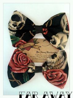 Skulls and roses on black bows Psychobilly Tattoo, Rockabilly Skull, Mode Rockabilly, Rockabilly Baby, Pinup Fashion, Rockabilly Tattoo, Tattoo Skull, Rockabilly Hair, Rockabilly Style