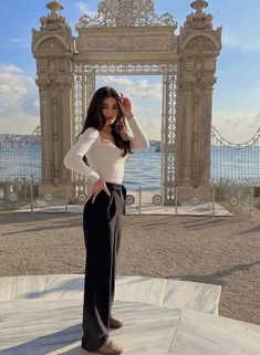 Long Skirt Looks, Casual Travel Outfit, Istanbul Fashion, Istanbul Turkey Photography, Outfit Modest, Istanbul Photography, Brunette Hair With Highlights, Beautiful Casual Dresses, Vogue Beauty