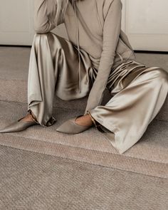 Satin Lounge Wear, Fall Lounge Wear, Lounge Wear Women, Elegant Street Style, Satin Clothes, Satin Set, Nili Lotan, Stil Inspiration, Looks Street Style