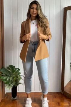 5 outfits con tenis para ir a trabajar, lucir cómoda y elegante todo el día | Ser Zen Casual Chic Outfits, Outfits Con Jeans, Chique Outfits, Business Casual Outfits For Work, Mode Zara, Casual College Outfits, Look Blazer, Ținută Casual