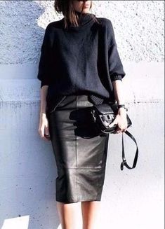 Stile Preppy, Leather Skirt Outfit, Pencil Skirt Casual, Trendy Skirts, Leather Midi Skirt, Skirt Leather, Mode Chic, Black Leather Skirts, Modieuze Outfits