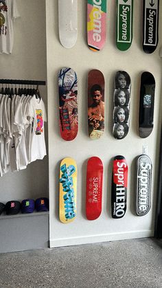 Wall of Supreme Skate Decks for Hypebeast Room Decor Ideas and Inspo Wall Decor Hypebeast, Hypebeast Posters Aesthetic, Skate Deck Decor, Get Ready Space In Bedroom, Supreme Skateboard Decks On Wall, Supreme Bedroom Ideas, Cool Room Accessories Men, Skate Decks On Wall, Supreme Wall Art