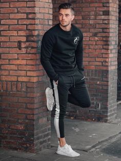 Men's Poses, Winter Fitness, Men Sportswear, Man Gym, Gym Joggers, Fitness Men, Winter Workout, Men's Sportswear