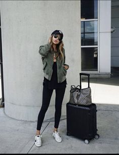 New York Airport Outfit, Holiday Travel Outfit, New York Airport, Casual Airport Outfit, Comfy Outfits Lazy, Perfect Travel Outfit, Cute Travel Outfits